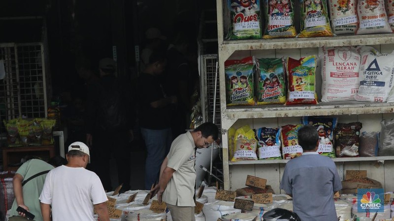 Suasana aktivitas salah satu toko beras di Pasar Induk Beras, Cipinang, Jakarta, Selasa (14/1/2025). (վ/Muhammad Sabki)