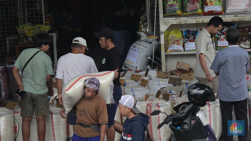 Suasana aktivitas salah satu toko beras di Pasar Induk Beras, Cipinang, Jakarta, Selasa (14/1/2025). (վ/Muhammad Sabki)