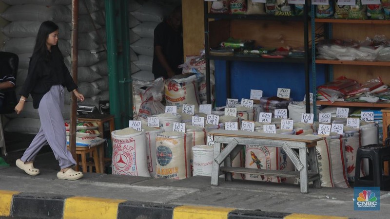 Pekerja menata beras di toko eceran beras di Kawasan Menteng Pulo, Jakarta, Selasa (14/1/2025). (CNBC Indonesia/Muhammad Sabki)