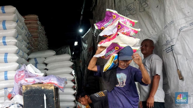 Suasana aktivitas salah satu toko beras di Pasar Induk Beras, Cipinang, Jakarta, Selasa (14/1/2025). (վ/Muhammad Sabki)