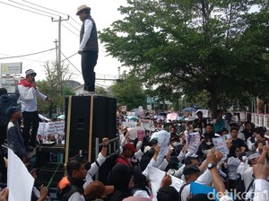 Saat Guru Honorer Indramayu Demo Tuntut Pengangkatan PPPK Penuh Waktu