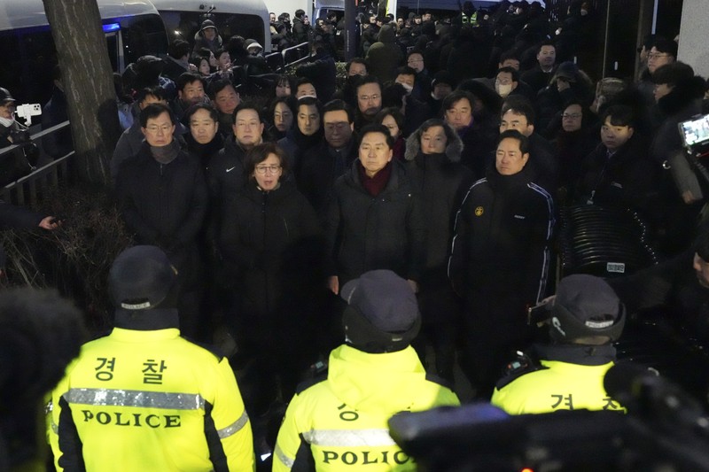 Anggota parlemen dari Partai Kekuatan Rakyat yang berkuasa berbicara kepada media di luar gerbang kediaman presiden di Seoul, Korea Selatan, Rabu, 15 Januari 2025. (AP Photo/Lee Jin-man)