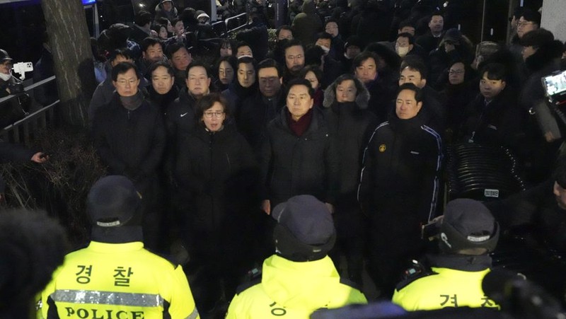 Anggota parlemen dari Partai Kekuatan Rakyat yang berkuasa berbicara kepada media di luar gerbang kediaman presiden di Seoul, Korea Selatan, Rabu, 15 Januari 2025. (AP Photo/Lee Jin-man)