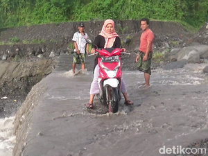 Warga Gotong Royong Bersihkan Material Banjir Lahar Dingin Agar Mudah Dilalui