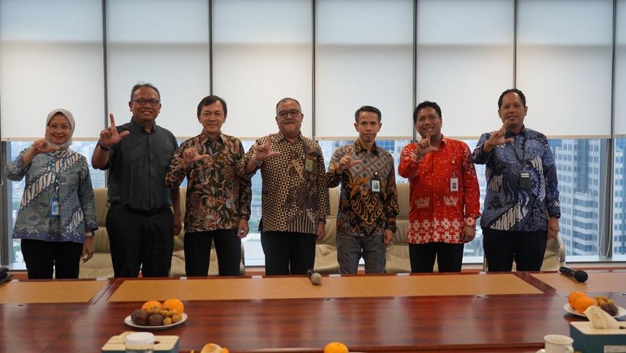 Kesiapan Indonesia dalam memulai perdagangan karbon
internasional ditandai dengan diselenggarakannya Pre-Sessional Meeting, sebuah pertemuan kolaborasi antara Kementerian Lingkungan Hidup/Badan Pengendalian Lingkungan Hidup
(KLH/BPLH), Badan Pengelola Dana Lingkungan Hidup (BPDLH), Bursa Efek Indonesia (BEI), dan Otoritas Jasa Keuangan (OJK) pada Selasa (15/1/2025).