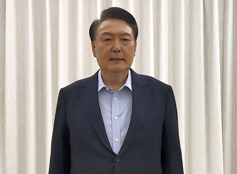 Presiden Korea Selatan yang dimakzulkan Yoon Suk Yeol tiba di Kantor Investigasi Korupsi untuk Pejabat Tinggi (CIO), di Gwacheon, Korea Selatan, 15 Januari 2025. (KOREA POOL/Pool via REUTERS)