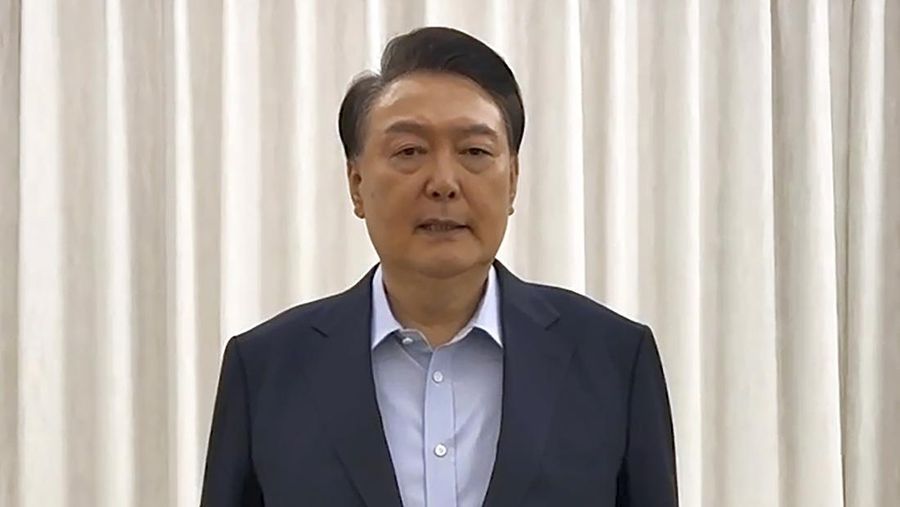 Dalam gambar yang dirilis oleh Kantor Presiden Korea Selatan melalui Yonhap, Presiden Korea Selatan yang dimakzulkan Yoon Suk Yeol berbicara di Seoul, Korea Selatan, Rabu, 15 Januari 2025. (South Korean Presidential Office/Yonhap via AP)