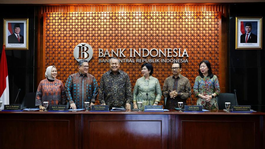 Gubernur Bank Indonesia, Perry Warjiyo (ketiga kiri) saat menyampaikan Hasil Rapat Dewan Gubernur Bulan Januari 2025 dengan Cakupan Triwulanan pada Rabu (15/1/2025). (REUTERS/Willy Kurniawan) Gubernur Bank Indonesia, Perry Warjiyo (ketiga kiri) saat menyampaikan Hasil Rapat Dewan Gubernur Bulan Januari 2025 dengan Cakupan Triwulanan pada Rabu (15/1/2025). (REUTERS/Willy Kurniawan)