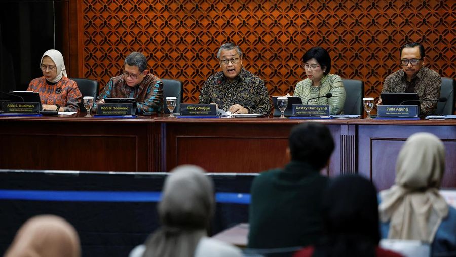Gubernur Bank Indonesia, Perry Warjiyo (tengah) saat menyampaikan Hasil Rapat Dewan Gubernur Bulan Januari 2025 dengan Cakupan Triwulanan pada Rabu (15/1/2025). (REUTERS/Willy Kurniawan)