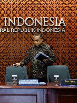 Gubernur Bank Indonesia, Perry Warjiyo saat menyampaikan Hasil Rapat Dewan Gubernur Bulan Januari 2025 dengan Cakupan Triwulanan pada Rabu (15/1/2025). (REUTERS/Willy Kurniawan)