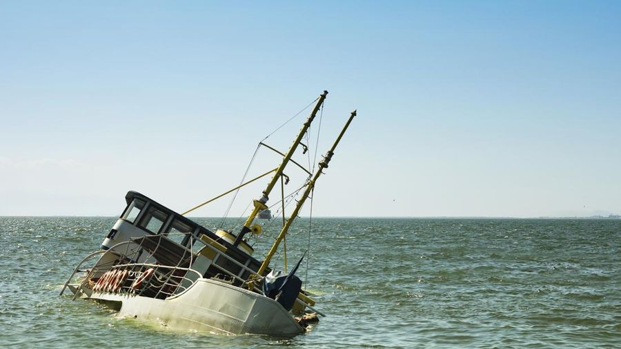 Ilustrasi kapal pengangkut turis tenggelam