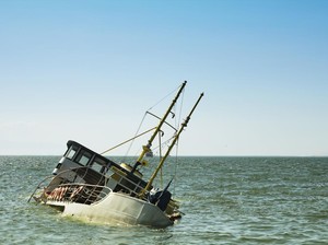 Kapal Tenggelam Usai Tabrak Tanggul di Tanjung Priok, 18 Orang Dievakuasi