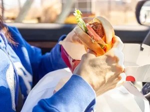 Jangan Makan di Mobil, Ini Risiko Kesehatannya Menurut Dokter