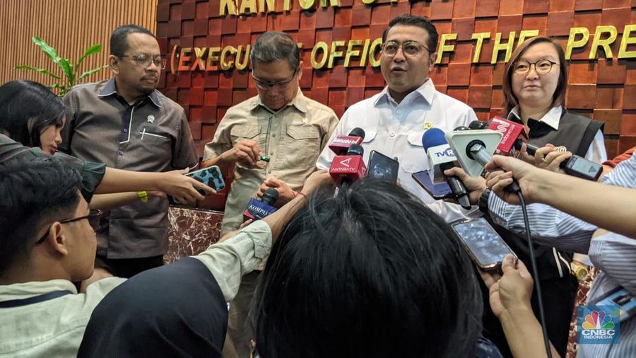 Kepala Kantor Staf Kepresidenan Anto Mukti Putranto, Menteri Ekonomi Kreatif Teuku Riefky Harsya dan Wakil Menteri Menteri Ekonomi Kreatif Irene Umar di Kantor KSP, Gedung Bina Graha, Rabu (15/1/2025). (CNBC Indonesia/Emir)