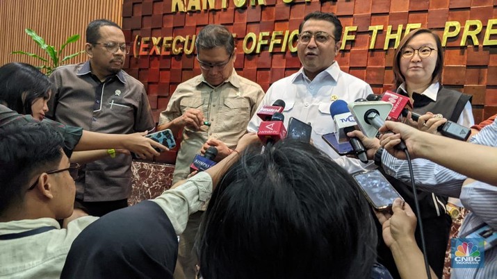Kepala Kantor Staf Kepresidenan Anto Mukti Putranto, Menteri Ekonomi Kreatif Teuku Riefky Harsya dan Wakil Menteri Menteri Ekonomi Kreatif Irene Umar di Kantor KSP, Gedung Bina Graha, Rabu (15/1/2025). (CNBC Indonesia/Emir)