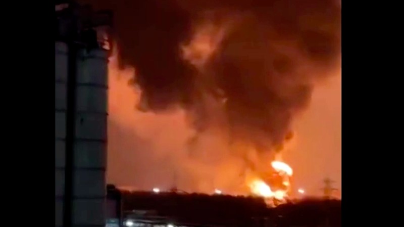 Kilang Minyak Saratov terbakar setelah Ukraina melancarkan serangan ke Rusia. (Social media via REUTERS) Kilang Minyak Saratov terbakar setelah Ukraina melancarkan serangan ke Rusia. (Social media via REUTERS)