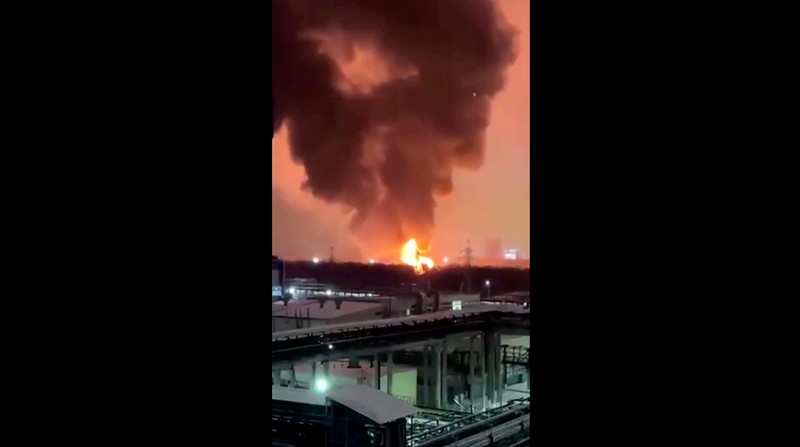 Kilang Minyak Saratov terbakar setelah Ukraina melancarkan serangan ke Rusia. (Social media via REUTERS)