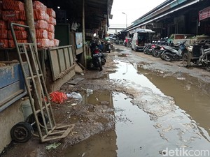 Keluh Kesah Pedagang Pasar Cikurubuk: Fasilitas Rusak-Retribusi Naik