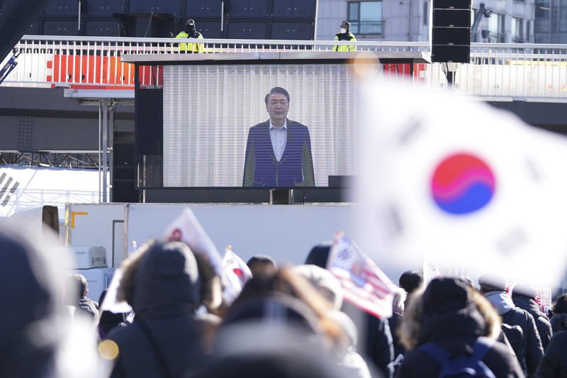 Presiden Korea Selatan yang dimakzulkan Yoon Suk Yeol tiba di Kantor Investigasi Korupsi untuk Pejabat Tinggi (CIO), di Gwacheon, Korea Selatan, 15 Januari 2025. (KOREA POOL/Pool via REUTERS)