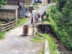 Jalan Penghubung Desa di Ponorogo Tergerus Longsor, Warga Takut Melintas