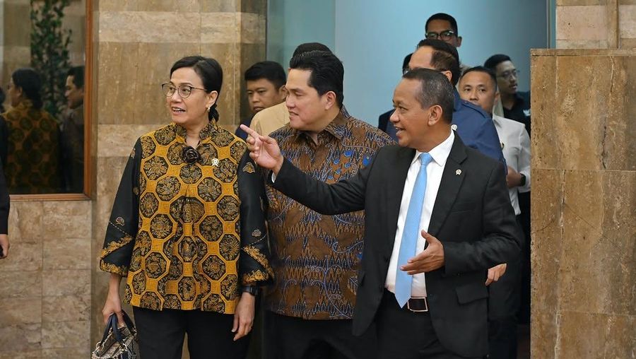 Menteri Keuangan, Sri Mulyani Indrawati melakukan rapat Koordinasi kemarin bersama Menteri ESDM, Bahlil Lahadalia, dan Menteri BUMN, Erick Thohir membahas Rencana Usaha Penyediaan Tenaga Listrik (RUPTL) 2025-2034. (Instagra/smindrawati)