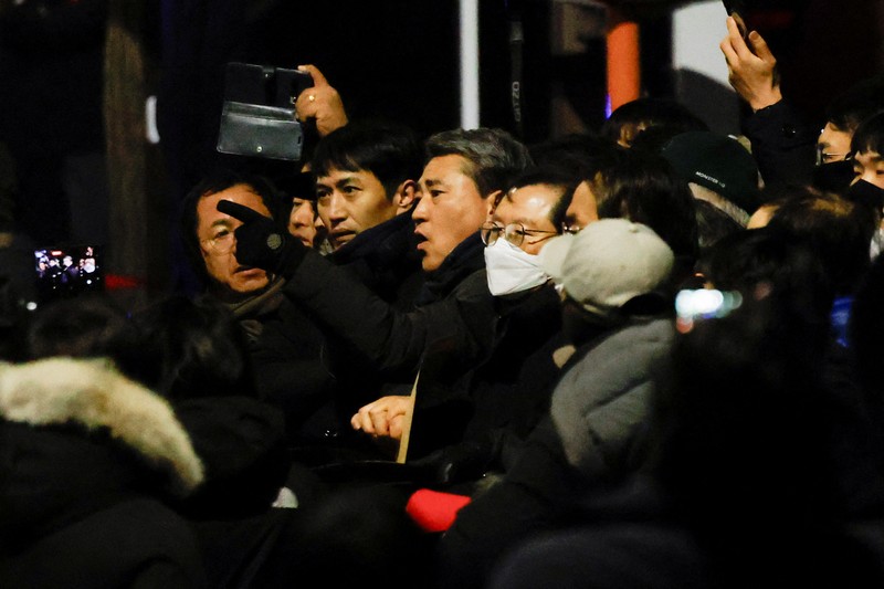 Anggota parlemen dari Partai Kekuatan Rakyat yang berkuasa berbicara kepada media di luar gerbang kediaman presiden di Seoul, Korea Selatan, Rabu, 15 Januari 2025. Anggota parlemen dari Partai Kekuatan Rakyat yang berkuasa berbicara kepada media di luar gerbang kediaman presiden di Seoul, Korea Selatan, Rabu, 15 Januari 2025. (AP Photo/Lee Jin-man)
