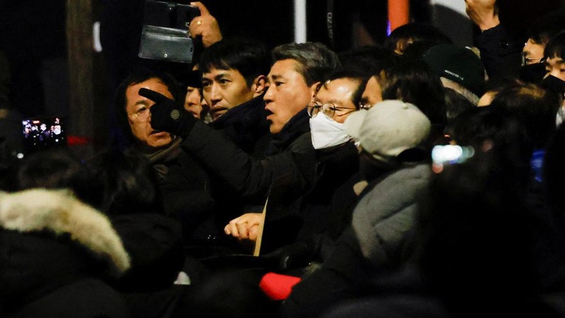 Anggota parlemen dari Partai Kekuatan Rakyat yang berkuasa berbicara kepada media di luar gerbang kediaman presiden di Seoul, Korea Selatan, Rabu, 15 Januari 2025. (AP Photo/Lee Jin-man)