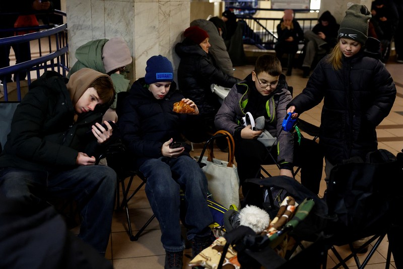 Orang-orang berlindung di dalam stasiun metro saat terjadiserangan udara militer Rusia di Kyiv, Ukaraina, Rabu (15/1/2025). (REUTERS/Alina Smutko) Orang-orang berlindung di dalam stasiun metro saat terjadiserangan udara militer Rusia di Kyiv, Ukaraina, Rabu (15/1/2025). (REUTERS/Alina Smutko)
