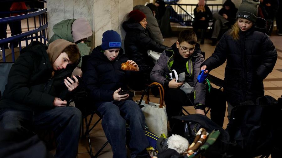 Orang-orang berlindung di dalam stasiun metro saat terjadiserangan udara militer Rusia di Kyiv, Ukaraina, Rabu (15/1/2025). (REUTERS/Alina Smutko)