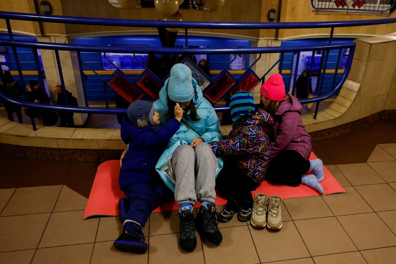Orang-orang berlindung di dalam stasiun metro saat terjadiserangan udara militer Rusia di Kyiv, Ukaraina, Rabu (15/1/2025). (REUTERS/Alina Smutko)