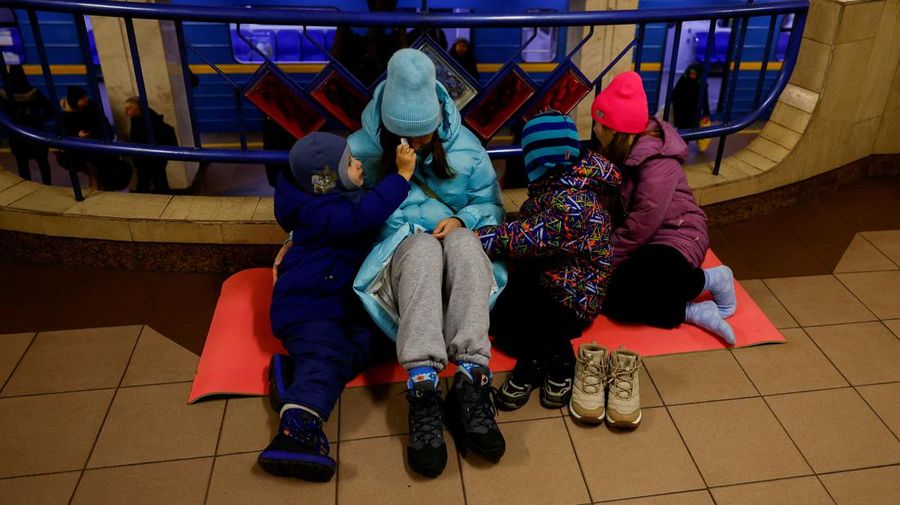 Orang-orang berlindung di dalam stasiun metro saat terjadiserangan udara militer Rusia di Kyiv, Ukaraina, Rabu (15/1/2025). (REUTERS/Alina Smutko)