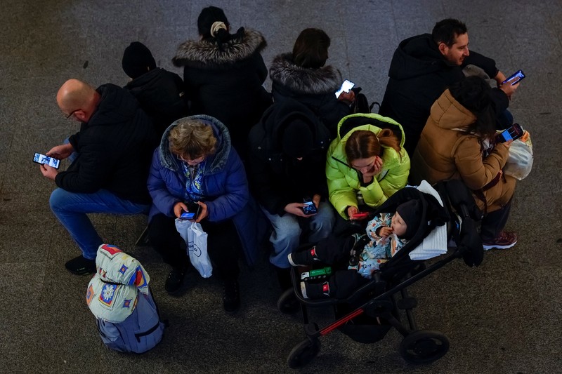 Orang-orang berlindung di dalam stasiun metro saat terjadiserangan udara militer Rusia di Kyiv, Ukaraina, Rabu (15/1/2025). (REUTERS/Alina Smutko) Orang-orang berlindung di dalam stasiun metro saat terjadiserangan udara militer Rusia di Kyiv, Ukaraina, Rabu (15/1/2025). (REUTERS/Alina Smutko)