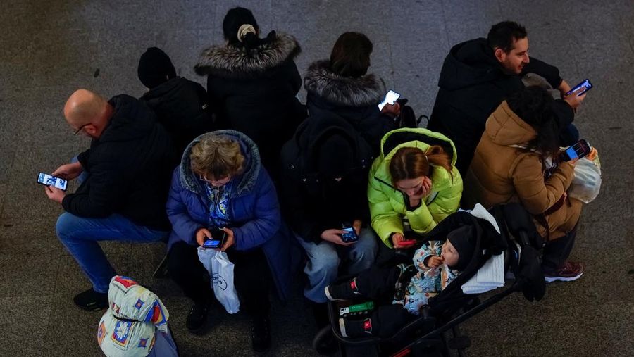 Orang-orang berlindung di dalam stasiun metro saat terjadiserangan udara militer Rusia di Kyiv, Ukaraina, Rabu (15/1/2025). (REUTERS/Alina Smutko)