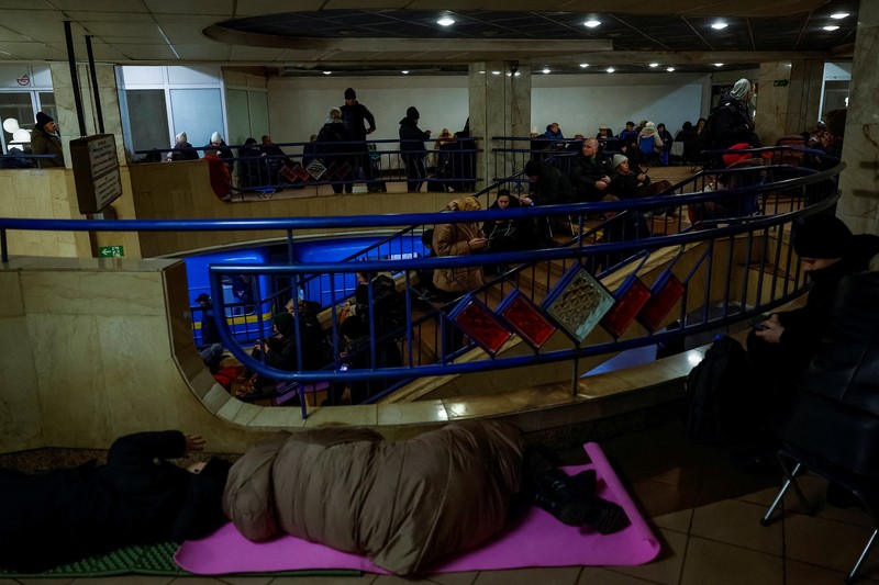 Orang-orang berlindung di dalam stasiun metro saat terjadiserangan udara militer Rusia di Kyiv, Ukaraina, Rabu (15/1/2025). (REUTERS/Alina Smutko) Orang-orang berlindung di dalam stasiun metro saat terjadiserangan udara militer Rusia di Kyiv, Ukaraina, Rabu (15/1/2025). (REUTERS/Alina Smutko)