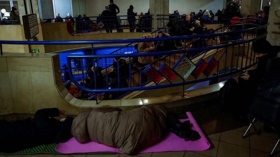 Orang-orang berlindung di dalam stasiun metro saat terjadiserangan udara militer Rusia di Kyiv, Ukaraina, Rabu (15/1/2025). (REUTERS/Alina Smutko)