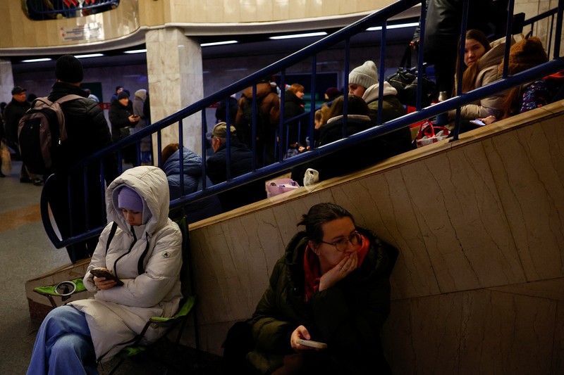 Orang-orang berlindung di dalam stasiun metro saat terjadiserangan udara militer Rusia di Kyiv, Ukaraina, Rabu (15/1/2025). (REUTERS/Alina Smutko) Orang-orang berlindung di dalam stasiun metro saat terjadiserangan udara militer Rusia di Kyiv, Ukaraina, Rabu (15/1/2025). (REUTERS/Alina Smutko)
