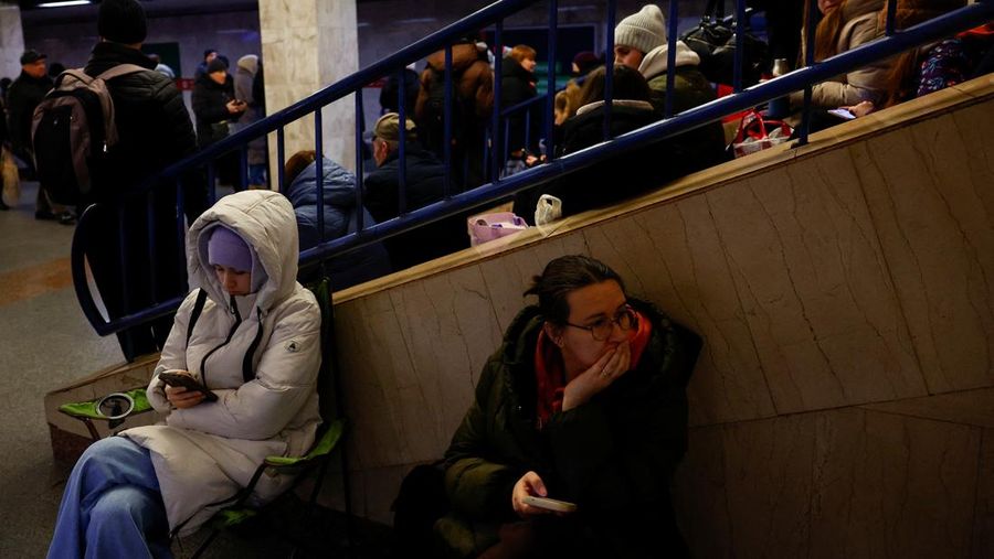 Orang-orang berlindung di dalam stasiun metro saat terjadiserangan udara militer Rusia di Kyiv, Ukaraina, Rabu (15/1/2025). (REUTERS/Alina Smutko)