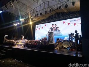 Antusiasme Yaya Tonton Wayang Golek di Malam Peringatan Hari Desa