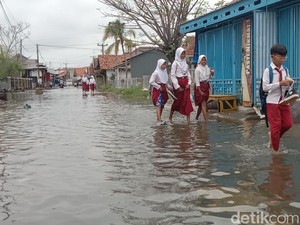 Keluh Siswa di Eretan Indramayu. Sekolah Sering Libur Gara-gara Banjir