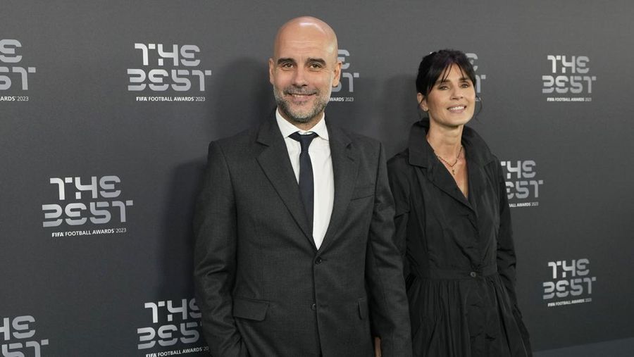 Pelatih Pep Guardiola dan sang istri Cristina Serra tiba untuk FIFA Football Awards 2023 di Eventim Apollo di Hammersmith, London, Senin, 15 Januari 2024. (AP Photo/Kirsty Wigglesworth/File Foto)
