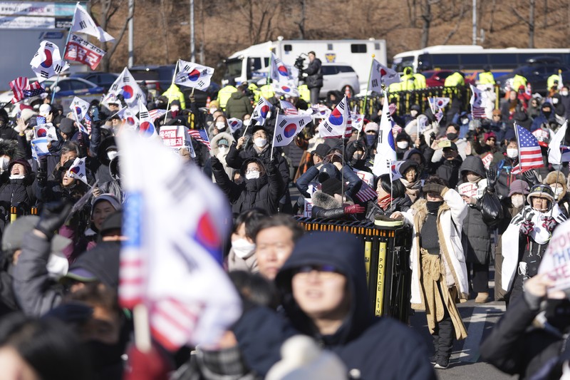 Presiden Korea Selatan yang dimakzulkan Yoon Suk Yeol tiba di Kantor Investigasi Korupsi untuk Pejabat Tinggi (CIO), di Gwacheon, Korea Selatan, 15 Januari 2025. Presiden Korea Selatan yang dimakzulkan Yoon Suk Yeol tiba di Kantor Investigasi Korupsi untuk Pejabat Tinggi (CIO), di Gwacheon, Korea Selatan, 15 Januari 2025. (KOREA POOL/Pool via REUTERS)