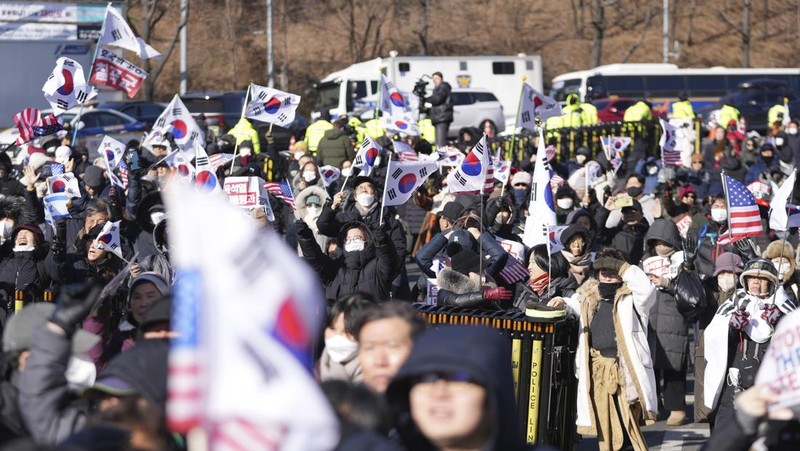 Presiden Korea Selatan yang dimakzulkan Yoon Suk Yeol tiba di Kantor Investigasi Korupsi untuk Pejabat Tinggi (CIO), di Gwacheon, Korea Selatan, 15 Januari 2025. (KOREA POOL/Pool via REUTERS)