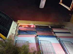 9 Orang yang Terjebak Kebakaran di Glodok Plaza Dievakuasi