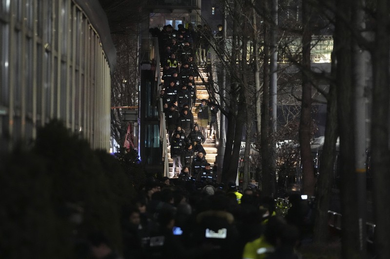 Anggota parlemen dari Partai Kekuatan Rakyat yang berkuasa berbicara kepada media di luar gerbang kediaman presiden di Seoul, Korea Selatan, Rabu, 15 Januari 2025. Anggota parlemen dari Partai Kekuatan Rakyat yang berkuasa berbicara kepada media di luar gerbang kediaman presiden di Seoul, Korea Selatan, Rabu, 15 Januari 2025. (AP Photo/Lee Jin-man)