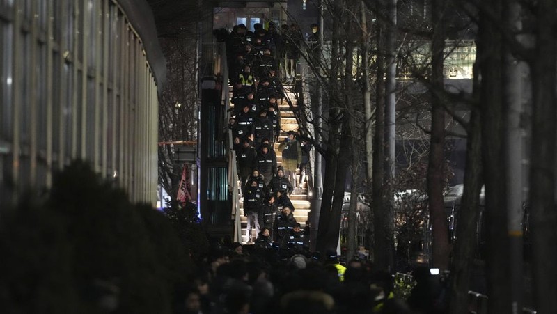 Anggota parlemen dari Partai Kekuatan Rakyat yang berkuasa berbicara kepada media di luar gerbang kediaman presiden di Seoul, Korea Selatan, Rabu, 15 Januari 2025. (AP Photo/Lee Jin-man)