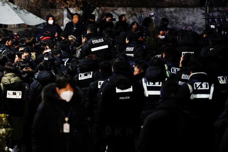 Anggota parlemen dari Partai Kekuatan Rakyat yang berkuasa berbicara kepada media di luar gerbang kediaman presiden di Seoul, Korea Selatan, Rabu, 15 Januari 2025. Anggota parlemen dari Partai Kekuatan Rakyat yang berkuasa berbicara kepada media di luar gerbang kediaman presiden di Seoul, Korea Selatan, Rabu, 15 Januari 2025. (AP Photo/Lee Jin-man)
