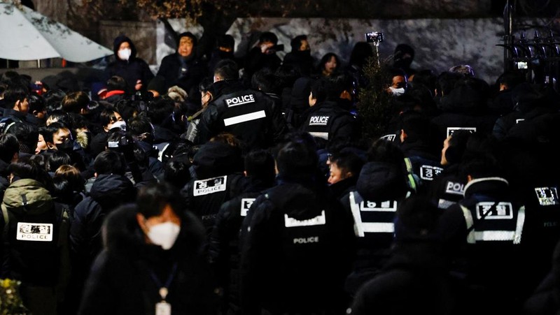 Anggota parlemen dari Partai Kekuatan Rakyat yang berkuasa berbicara kepada media di luar gerbang kediaman presiden di Seoul, Korea Selatan, Rabu, 15 Januari 2025. (AP Photo/Lee Jin-man)