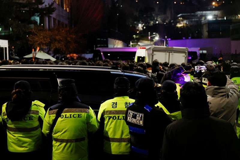 Anggota parlemen dari Partai Kekuatan Rakyat yang berkuasa berbicara kepada media di luar gerbang kediaman presiden di Seoul, Korea Selatan, Rabu, 15 Januari 2025. Anggota parlemen dari Partai Kekuatan Rakyat yang berkuasa berbicara kepada media di luar gerbang kediaman presiden di Seoul, Korea Selatan, Rabu, 15 Januari 2025. (AP Photo/Lee Jin-man)