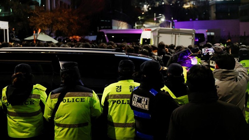 Anggota parlemen dari Partai Kekuatan Rakyat yang berkuasa berbicara kepada media di luar gerbang kediaman presiden di Seoul, Korea Selatan, Rabu, 15 Januari 2025. (AP Photo/Lee Jin-man)