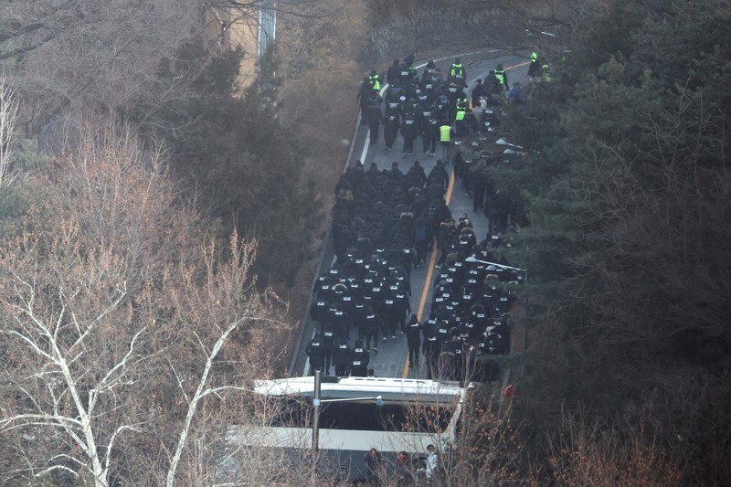 Anggota parlemen dari Partai Kekuatan Rakyat yang berkuasa berbicara kepada media di luar gerbang kediaman presiden di Seoul, Korea Selatan, Rabu, 15 Januari 2025. Anggota parlemen dari Partai Kekuatan Rakyat yang berkuasa berbicara kepada media di luar gerbang kediaman presiden di Seoul, Korea Selatan, Rabu, 15 Januari 2025. (AP Photo/Lee Jin-man)